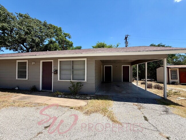 Building Photo - Location! Location! Easy walk to campus! 2 bedroom duplex!
