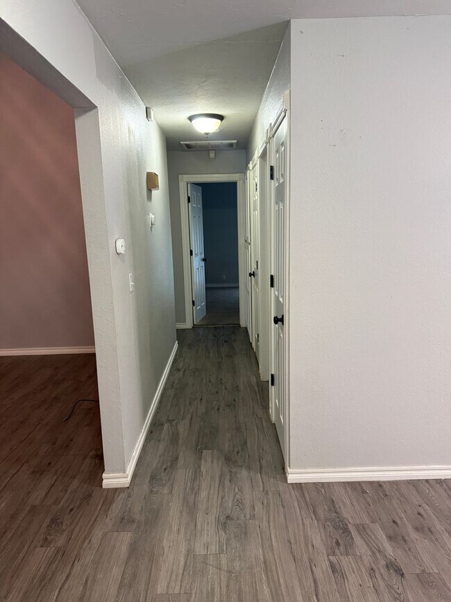 Building Photo - Charming Corner-Lot Duplex in the Heart of Yukon – Available Now!