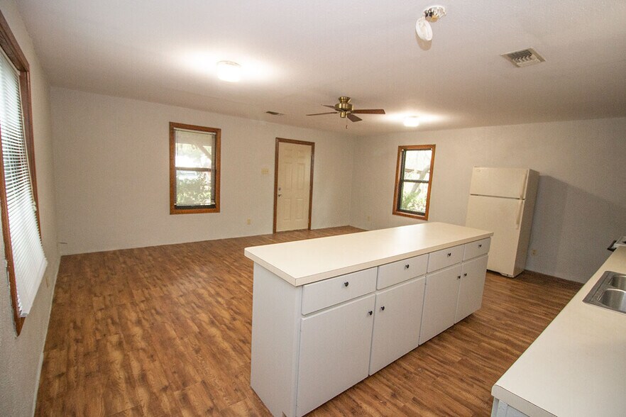 Building Photo - 553 S Old Stagecoach Rd