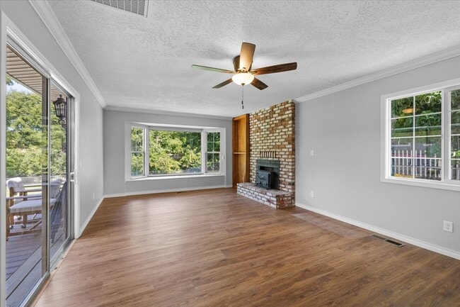 Building Photo - 966 S Shasta Ave