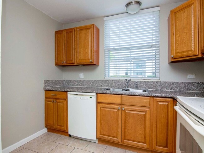 Building Photo - Ground Floor - Corner/End Unit - Upgraded ...