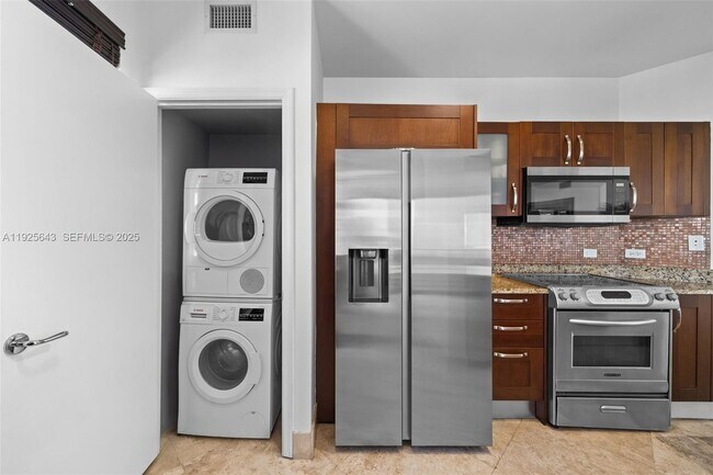 Building Photo - 19900 E Country Club Dr