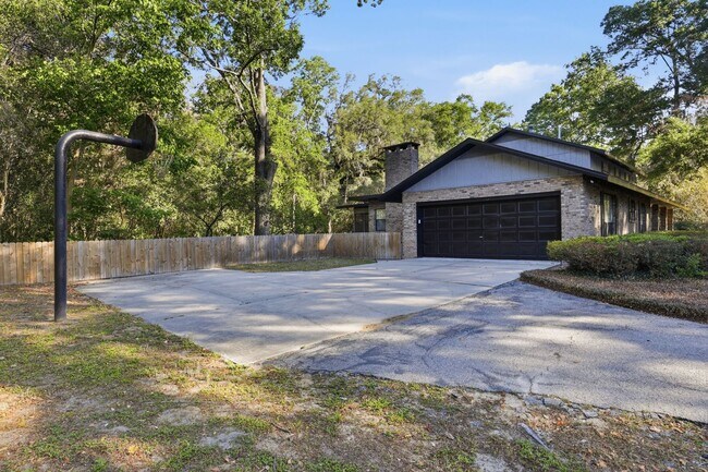Building Photo - 4 Bedroom, 3 Bath House on 1 Acre in Fox Grove