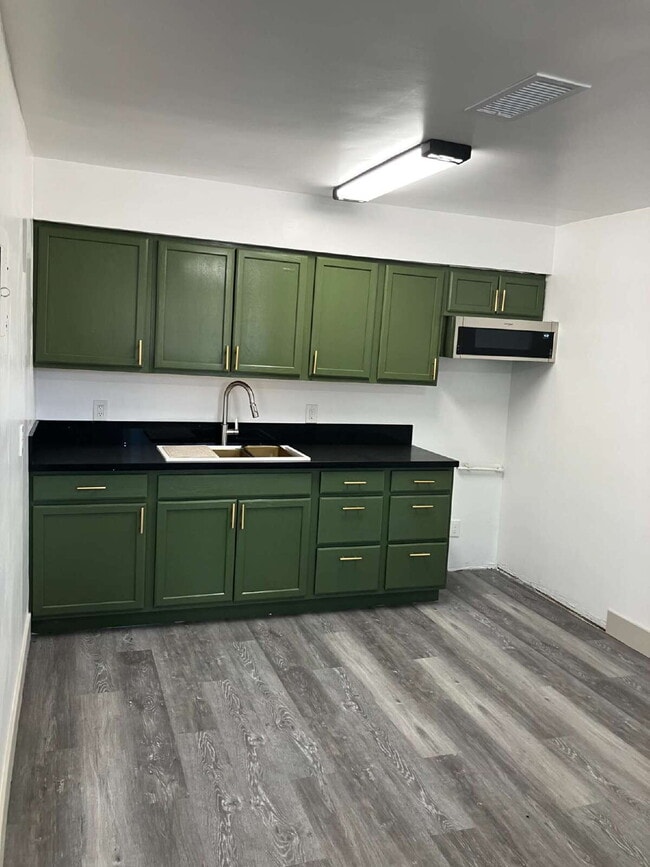Building Photo - Multi-unit "Charming 2-Bedroom Retreat in ...