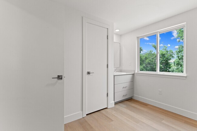 Building Photo - The Ivy