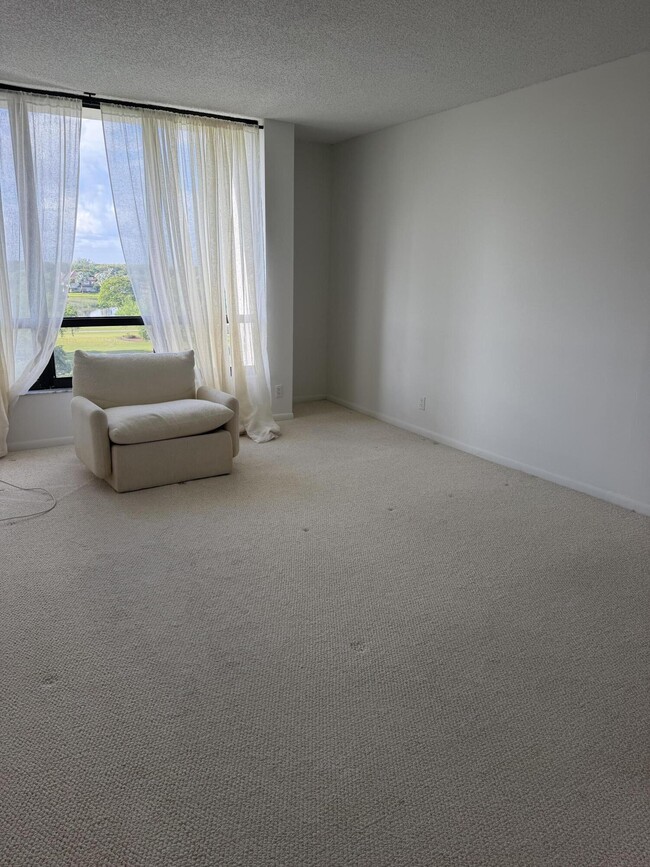 Building Photo - 6845 Willow Wood Dr