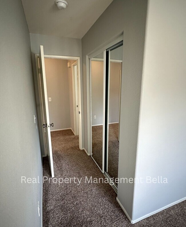 Building Photo - Lakeview Pool Retreat in a Private Cul-de-Sac Setting