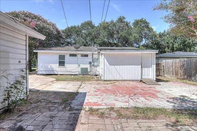 Building Photo - 6046 Hugo Dr