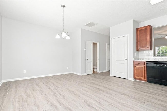 Building Photo - 8643 Thomas Ln