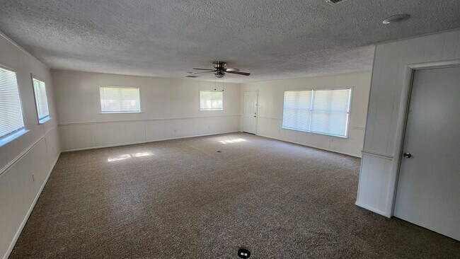 Building Photo - 906 Avenue A