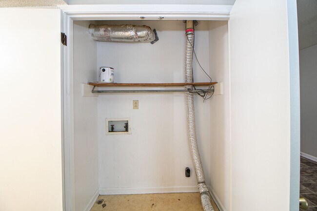 Building Photo - 1437 McCan Dr