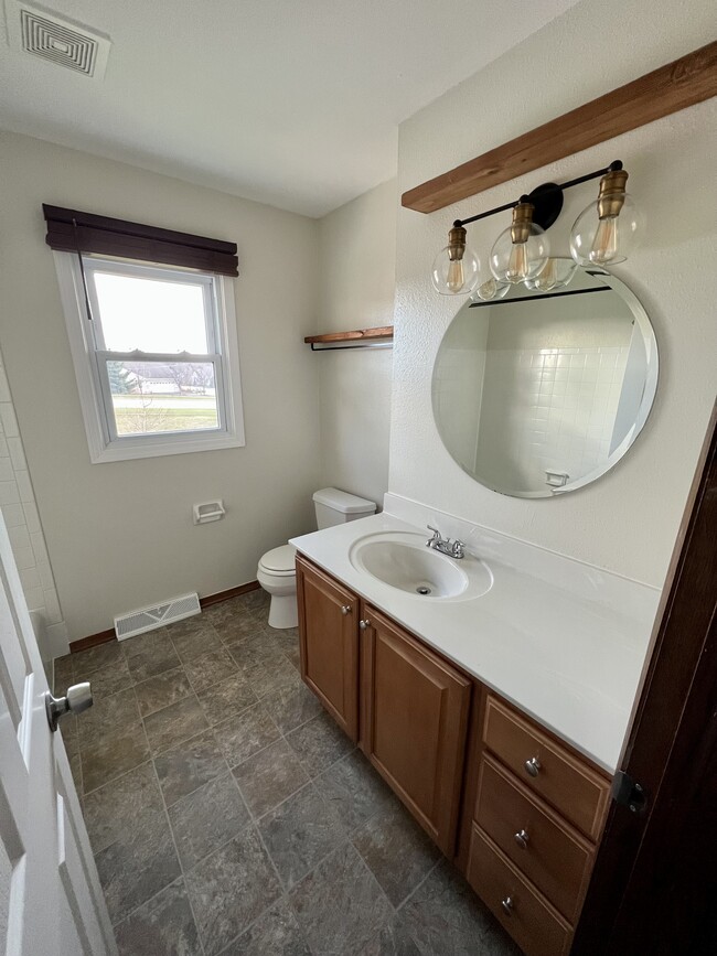 Full Bath - 1329 Fleetfoot Dr