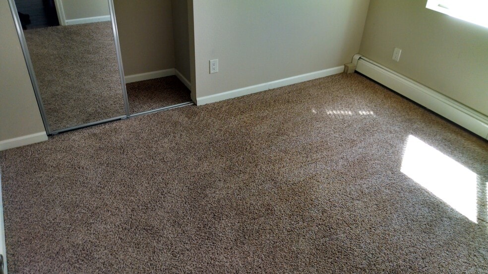 Building Photo - 1027 Riverside Dr