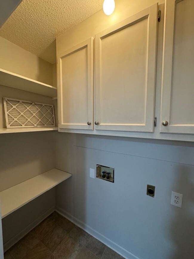 Building Photo - Downtown Greer area - This duplex is such ...