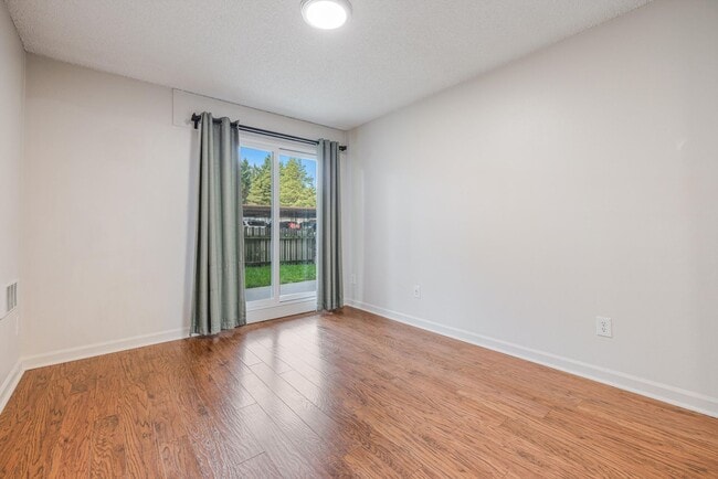 Building Photo - Sweet & Cozy 2 Bed 1 Bath condo available now! Lake Oswego - 1 Month Free