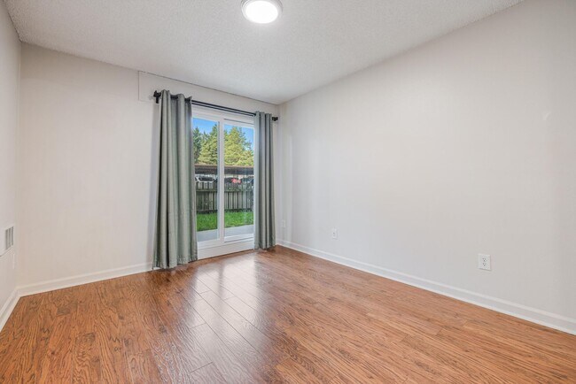 Building Photo - Sweet & Cozy 2 Bed 2 Bath condo available now! Lake Oswego - 1 Month Free