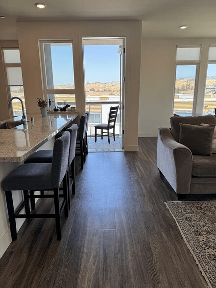 Building Photo - 5925 Charlotte Dr