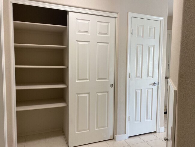 Building Photo - Must See 2/2.5 Condo in Pointe South Mount...