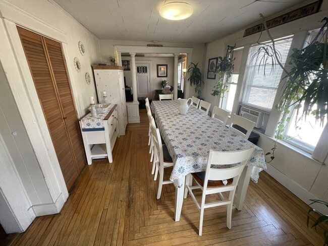 Building Photo - 1168 Grafton St