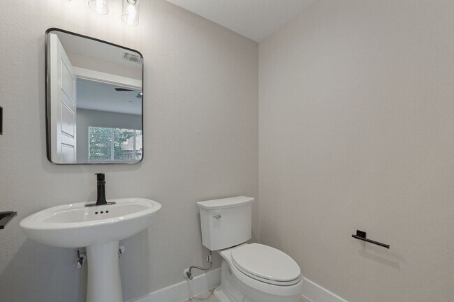 Building Photo - 1618 W Lawndale Dr