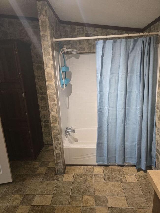 Building Photo - Refurbished 4 bedroom 2 bath