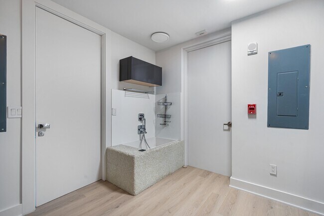 Building Photo - 5959 Collins Ave