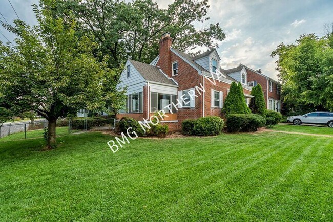 Building Photo - 2300 N Buchanan St