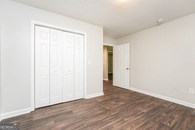 Building Photo - 400 Lexington Cir