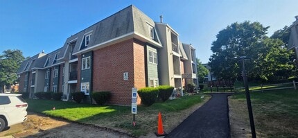 Building Photo - 302 Knights Bridge Dr
