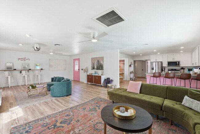Building Photo - Scottsdale Oasis Ready for July move-in!