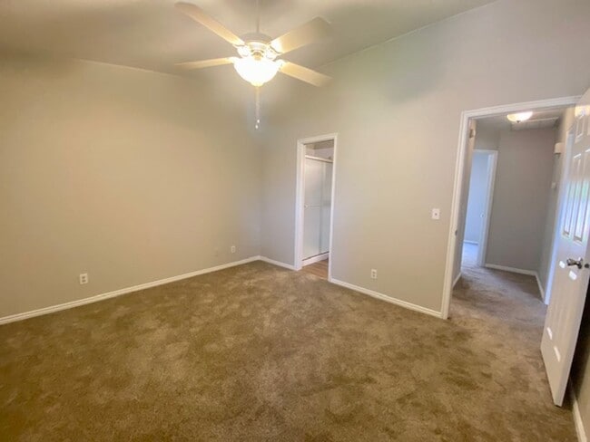 Building Photo - REMODELED TOWNHOME FOR RENT!