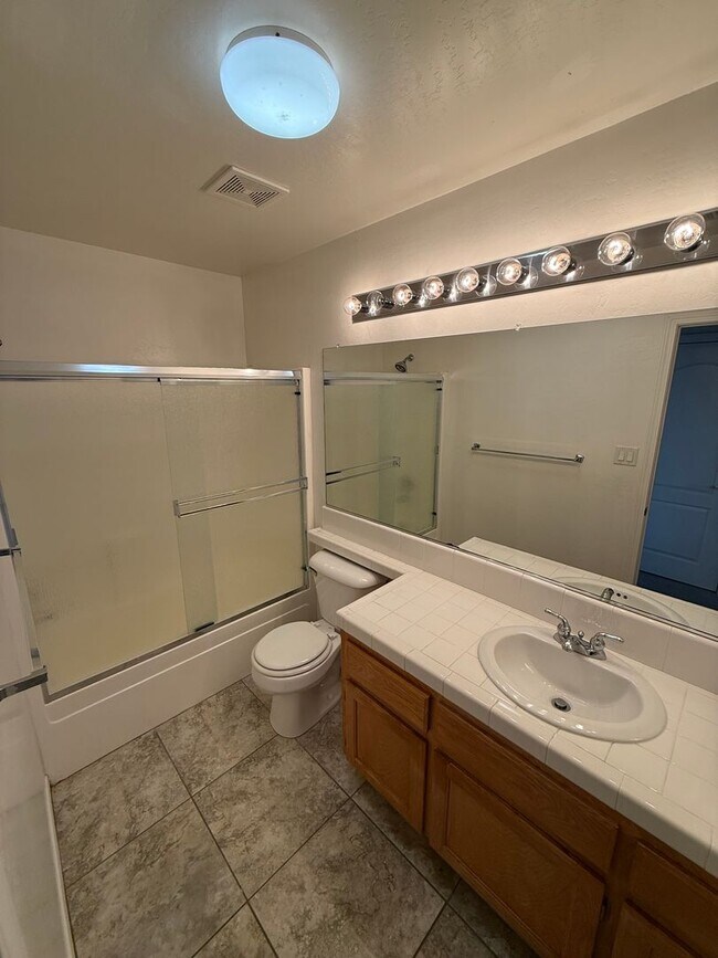 Building Photo - Stylish Southwest Bakersfield Home with Do...