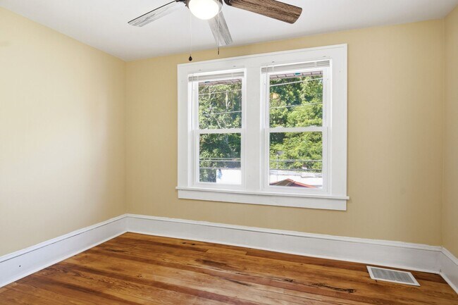 Building Photo - Recently Renovated 3 Bedroom Craftsman – Pet Friendly!