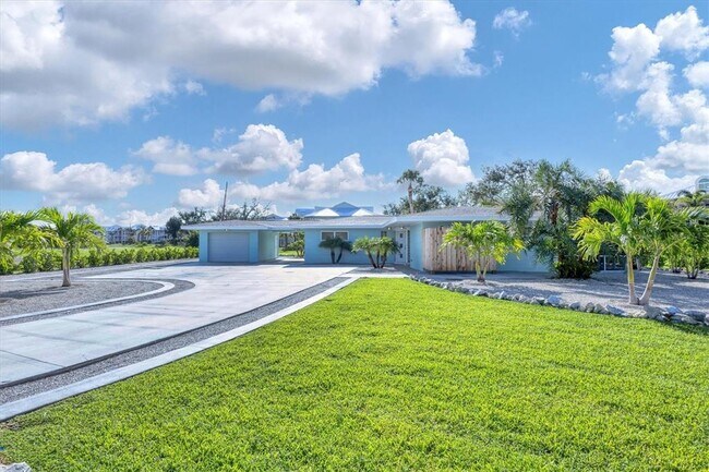 Building Photo - 550 Gaspar Dr