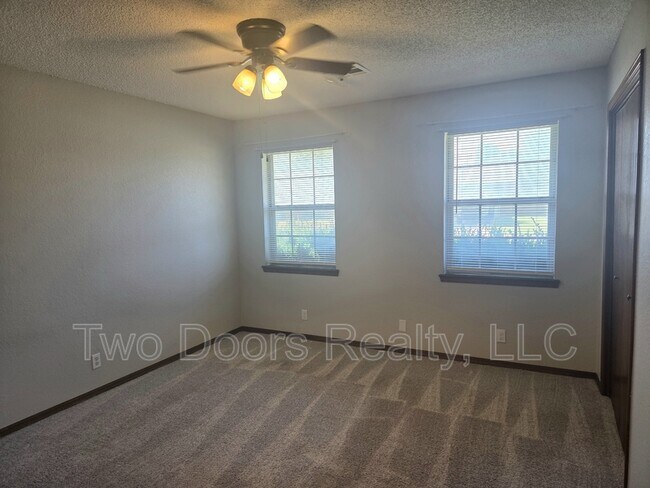 Building Photo - 663 W Perry Dr