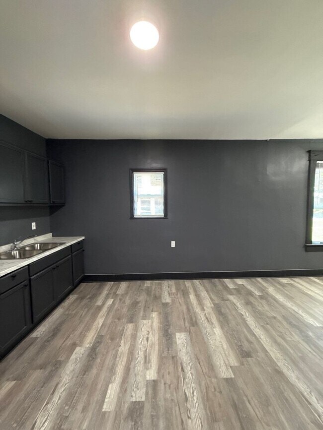 Building Photo - Fully Renovated Home in Berclair/Highland Heights – Section 8 Welcome!