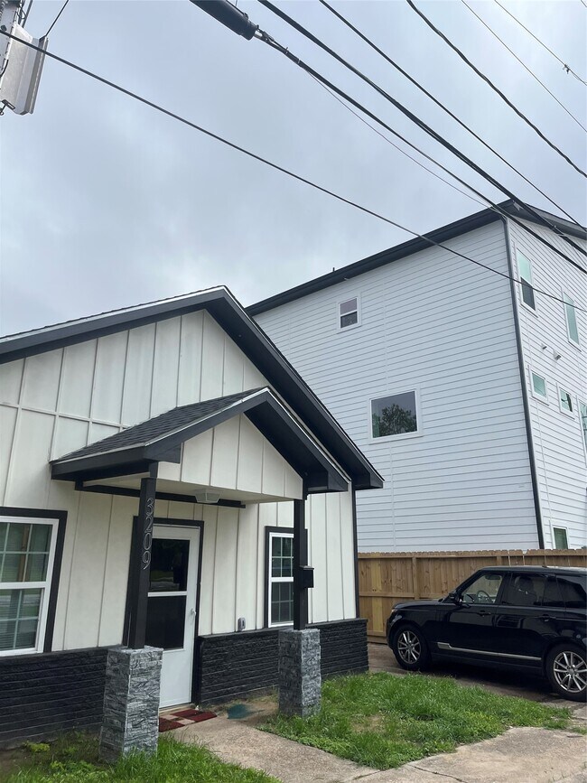 Building Photo - 3209 Ennis St