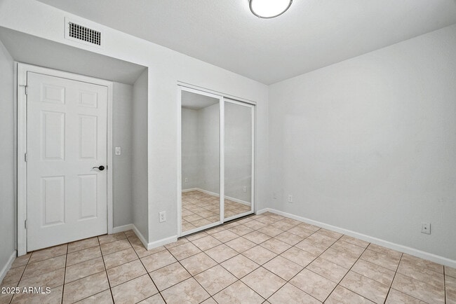 Building Photo - 6039 E Skinner Dr