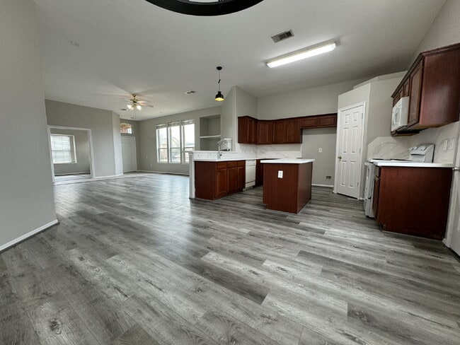 Building Photo - Enjoy living in this single story 3 bedroom+office that has a closet so it could be a 4th bedroom...