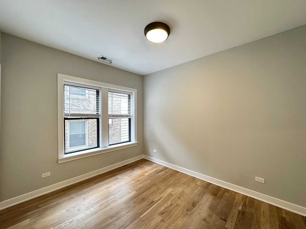 Building Photo - 2231 W Eastwood Ave