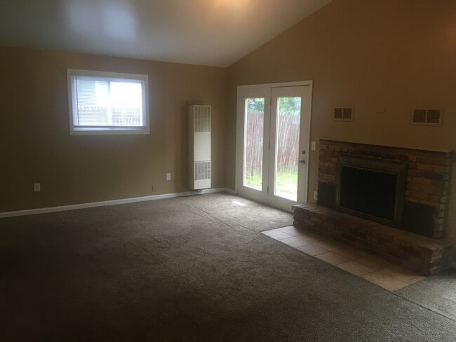 Building Photo - 3 Bedroom, 1 Bath Home Move-In Ready! Sec....