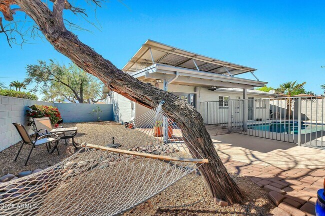 Building Photo - 3922 E Dahlia Dr