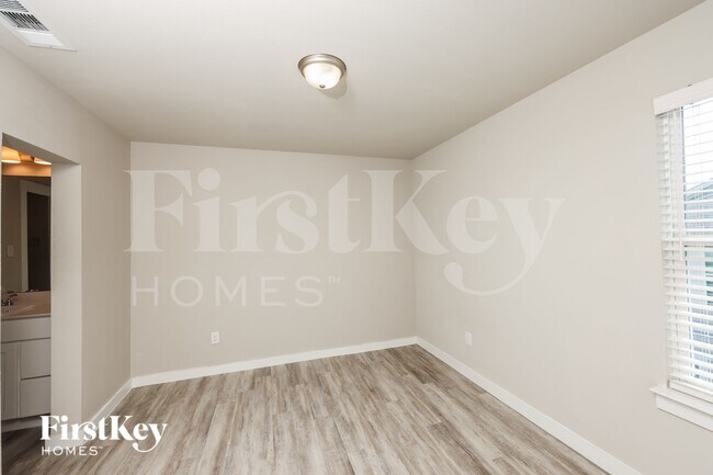 Building Photo - 622 Ava Trl