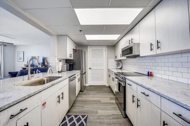 Building Photo - 10515 Front Beach Rd