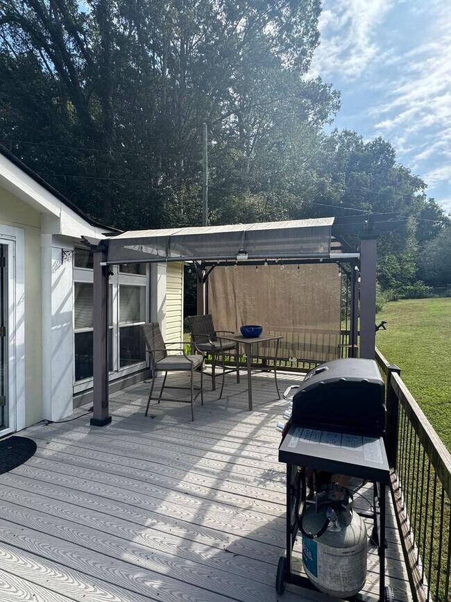 Building Photo - Spacious 3-Bedroom Home with Fenced Lot an...