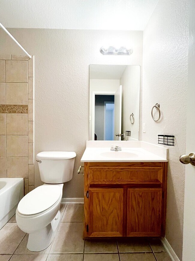 Building Photo - 1213 Cinch Dr