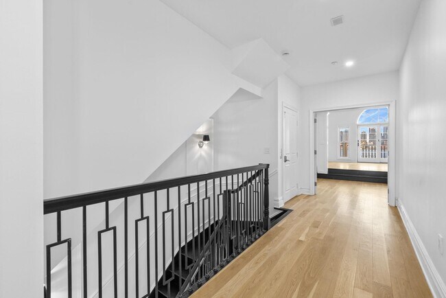 Building Photo - 16 Regency Pl