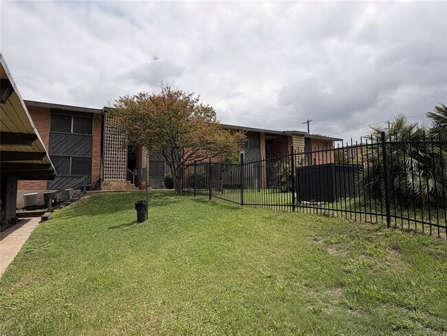 Building Photo - 3304 Red River St