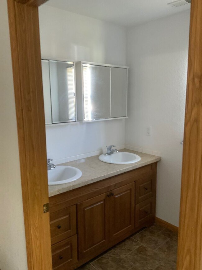 Building Photo - 221 Glenda Dr