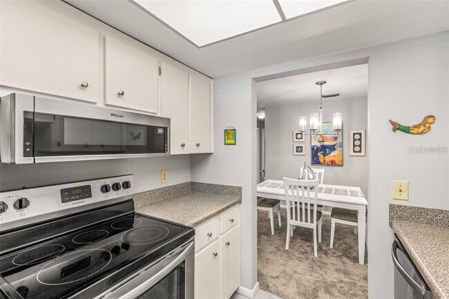 Building Photo - 650 Pinellas Point Dr S
